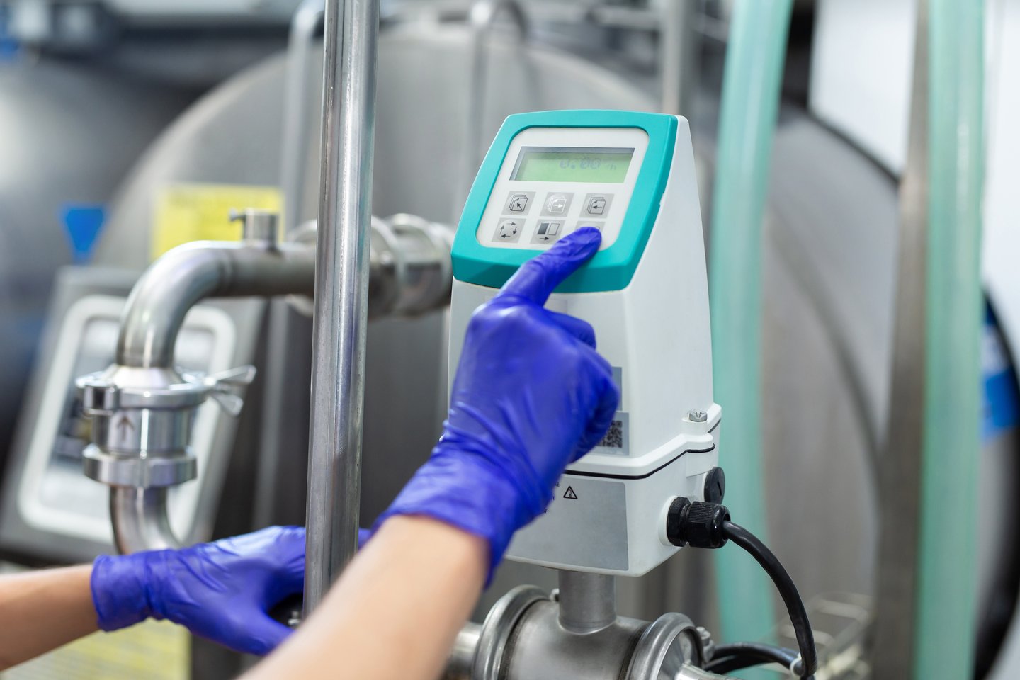 automated-milk-production-process-at-the-factory-2025-01-10-20-37-13-utc (1)